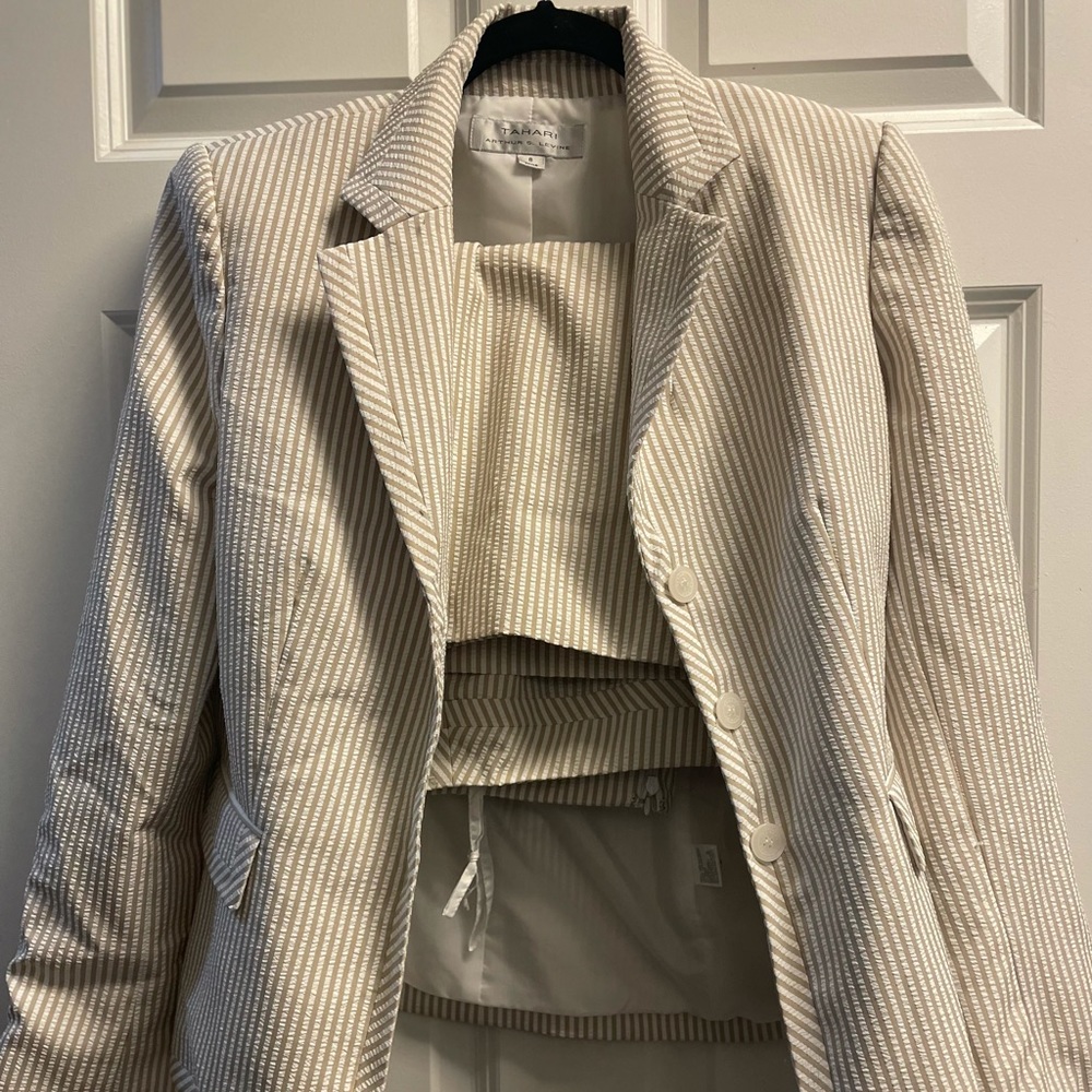 Tahari Arthur S.Levine  Women's Novelty Sleeve Jacket with Pencil Skirt Suit Set